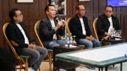 Direktur Digital Business Telkom, Muhamad Fajrin Rasyid (kedua dari kiri) saat menjelaskan mengenai AI (Artificial Intelligence/kecerdasan buatan) Telkom, di Jakarta, Rabu, 26 Februari 2025. Foto Dok Telkom.