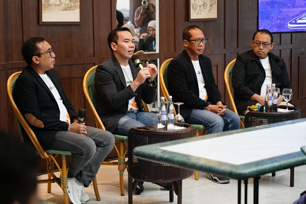 Direktur Digital Business Telkom, Muhamad Fajrin Rasyid (kedua dari kiri) saat menjelaskan mengenai AI (Artificial Intelligence/kecerdasan buatan) Telkom, di Jakarta, Rabu, 26 Februari 2025. Foto Dok Telkom.