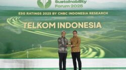 Deputi Bidang Tata Lingkungan Hidup dan Sumber Daya Alam Berkelanjutan BPLH, Sigit Reliantoro menyerahkan penghargaan ESG Sustainability Ratings 2025 kepada VP Sustainability Telkom, Gunawan Wasisto Ciptaning Andri.