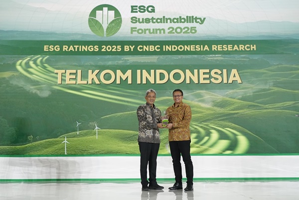 Deputi Bidang Tata Lingkungan Hidup dan Sumber Daya Alam Berkelanjutan BPLH, Sigit Reliantoro menyerahkan penghargaan ESG Sustainability Ratings 2025 kepada VP Sustainability Telkom, Gunawan Wasisto Ciptaning Andri.