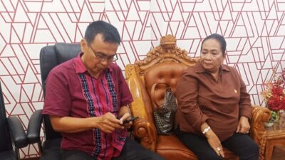 Ketua DPRD Karo Iriani Tarigan (kanan) bersama Wakil Ketua DPRD Karo, Imanuel Sembiring. Foto Rienews.com.