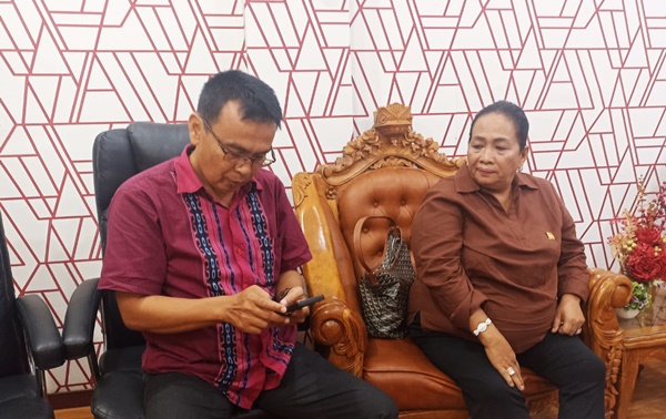 Ketua DPRD Karo Iriani Tarigan (kanan) bersama Wakil Ketua DPRD Karo, Imanuel Sembiring. Foto Rienews.com.