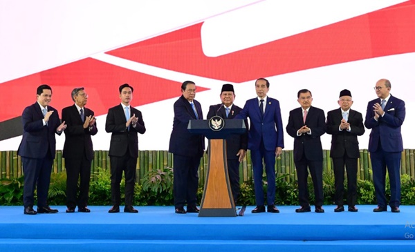 Presiden Prabowo Subianto bersama mantan Presiden dan mantan Wakil Presiden resmi meluncurkan BPI Danantara di Istana Kepresidenan Jakarta, pada Senin, 24 Februari 2025. Foto: BPMI Setpres/Muchlis Jr.