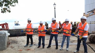 Kiri ke kanan: Chief Technology Officer Telin Abdul Rahman Ansyori, GM Witel Sumalut Guruh Adhi Laksana (kedua ), SVP Governance & Compliance Group Telin G.E Dhany Widjajanta, ⁠VP Planning & Development Telin Reinaldy Sjamsuddin, ⁠VP Subsea Project Orchestration Telin Dion Kristadi Leksono dalam acara Bifrost Cable Landing Ceremonial di BMH Malalayang pada Minggu, 9 Februari 2025.