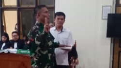 Kopral Satu Herman Bukit (Koptu HB) bersaksi dalam sidang pembunuhan wartawan Sempurna Pasaribu di Pengadilan Negeri Kabanjahe, Karo, Sumatera Utara, pada Senin, 24 Februari 2025.Foto Rienews.com.