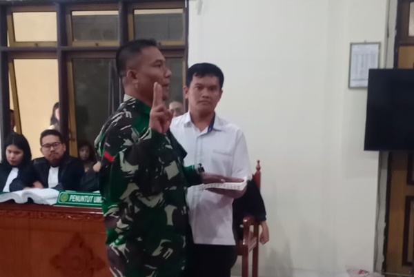 Kopral Satu Herman Bukit (Koptu HB) bersaksi dalam sidang pembunuhan wartawan Sempurna Pasaribu di Pengadilan Negeri Kabanjahe, Karo, Sumatera Utara, pada Senin, 24 Februari 2025.Foto Rienews.com.