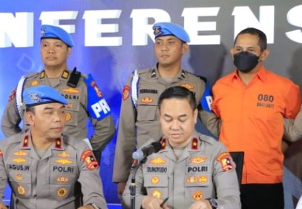 Mabes Polri menetapkan mantan Kapolres Ngada, Nusa Tenggar Timur, AKBP Fajar Widyadharma Lukman Sumaatmaja sebagai tersangka pelanggaran kode etik dan pelecehan seksual terhadap tiga anak di bawah umur. Foto Humas Polri.