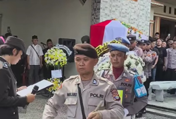Proses upacara pemakaman tiga personel Polri yang gugur saat melaksanakan tugas di Kabupaten Way Kanan, Lampung. Foto tangkap layar akun Instagram @humas_poldalampung.