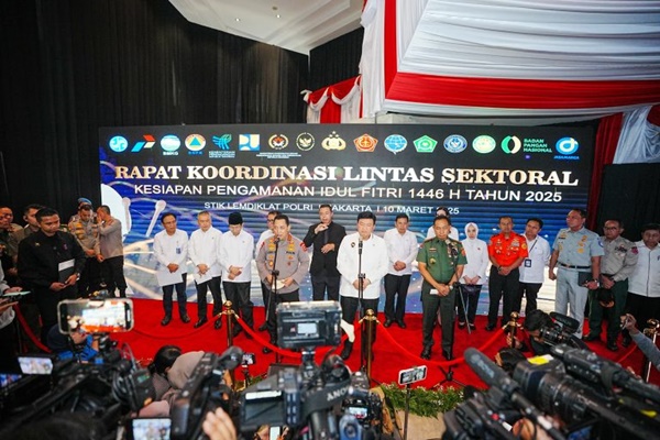 Kapolri Jenderal Pol. Listyo Sigit Prabowo, Menko Polkam Budi Gunawan, Panglima TNI Jenderal TNI Agus Subiyanto memberikan keterangan pers soal arus mudik dan arus balik Lebaran 2025. Foto Humas Polri.