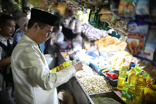 Menteri Amran Sulaiman menemukan kecurangan produsen minyak goreng, Minyakita, saat sidak ke Pasar Jaya Lenteng Agung, Jakarta. Foto Instagram @a.amran_sulaiman.