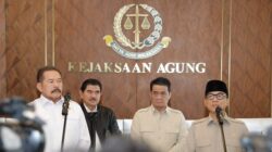 Menteri Desa dan PDT Yandri Susanto bersama Jaksa Agung ST Burhanuddin memberikan keterangan penyimpangan dana desa di antaranya untuk main judi online. Foto: Didi/Kemendes dan PDT.