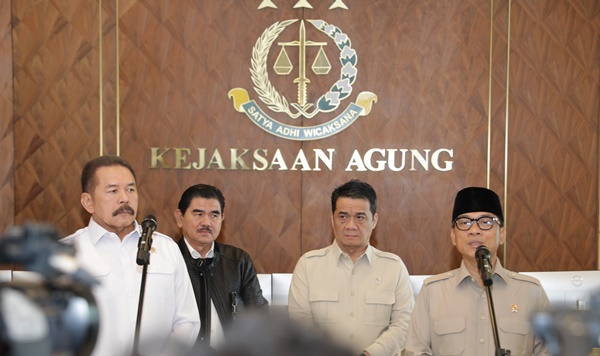 Menteri Desa dan PDT Yandri Susanto bersama Jaksa Agung ST Burhanuddin memberikan keterangan penyimpangan dana desa di antaranya untuk main judi online. Foto: Didi/Kemendes dan PDT.