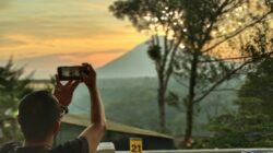 Menikmati sunset Gunung Sinabung, Karo, Sumatera Utara, di bulan Ramadan dari puncak Gundaling Berastagi. Foto Rienews.com.