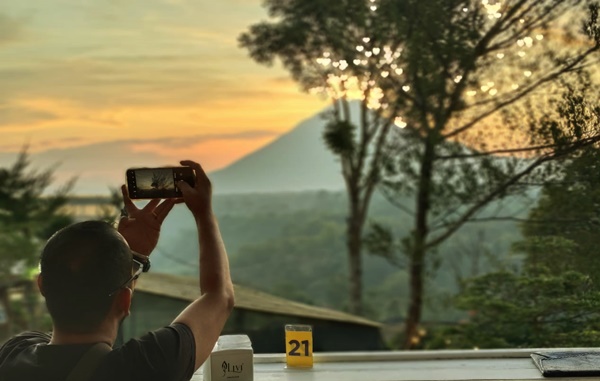 Menikmati sunset Gunung Sinabung, Karo, Sumatera Utara, di bulan Ramadan dari puncak Gundaling Berastagi. Foto Rienews.com.