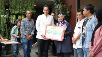 Wali Kota Medan Rico Tri Putra Bayu Waas menyerahkan hadiah kepada Yuni Naibaho (waspada.id) pemenang pertama karya tulis jurnalis bertema: Mengubah Musibah Menjadi Berkah dengan UHC-JKMB, Sabtu, 8 Maret 2025. Foto Istimewa.