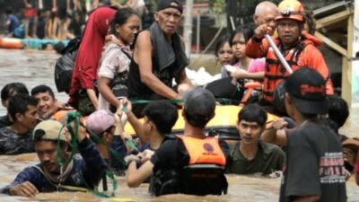 Personel BPBD DKI Jakarta mengevakuasi warga yang terdampak banjir. Foto Instagram @bpbddkijakarta.